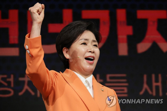 양향자 한국의희망 창당준비위원장이 26일 서울 여의도에서 열린 한국의희망 창당발기인대회에서 창당선언문을 발표하고 있다.<연합뉴스>